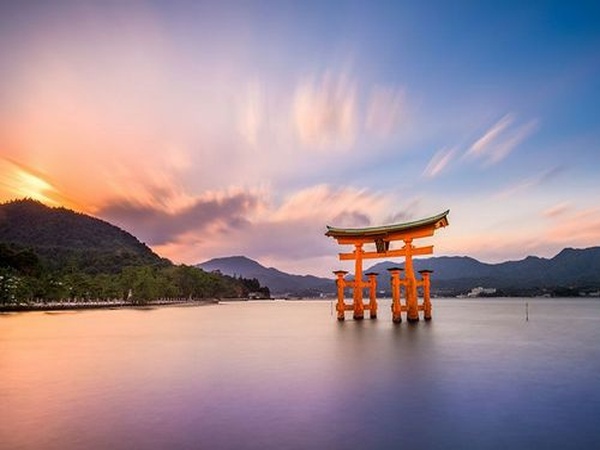 神社仏閣の祈願文化と縁結びの背景を表す鳥居の風景